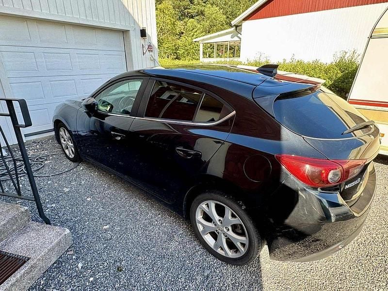 Svart Begagnad 2015 Mazda 3 Inclusive Halvkombi | 115 000 kr (Marknadspris) - Bild 1/4