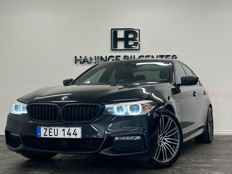 Svart Begagnad 2018 BMW 530e iPerformance Sedan | 259 900 kr - Bild 1/4