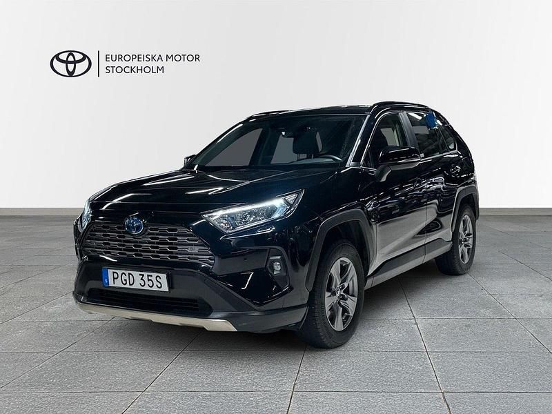 Svart (svart metallic) Begagnad 2024 Toyota RAV4 Hybrid Active SUV | 409 899 kr (Marknadspris) - Bild 1/4