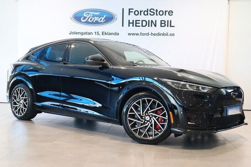 Svart Begagnad 2023 Ford Mustang Mach-E GT SUV | 599 900 kr (Bra pris) - Bild 1/4