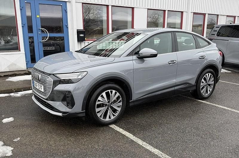 Begagnad Audi Q4 Sportback e-tron Advanced 150 kW (204 HK) 2023 Kiselgrå SUV