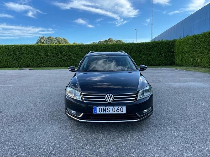 Svart Begagnad 2012 VW Passat Kombi | 65 000 kr (Marknadspris) - Bild 1/4