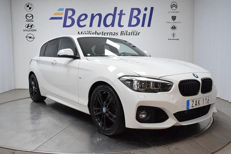 Vit Begagnad 2018 BMW 118 M Sport Halvkombi | 169 500 kr (Marknadspris) - Bild 1/3