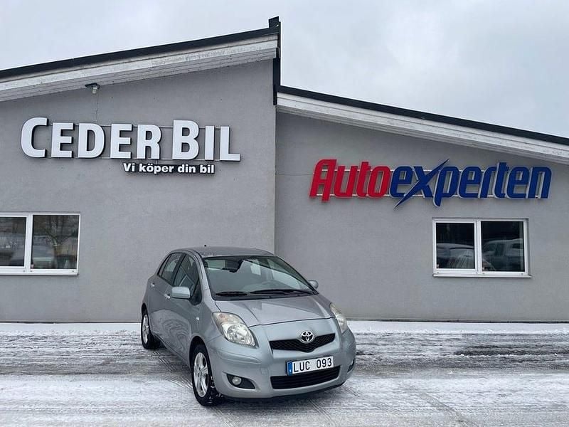 Grå Begagnad 2011 Toyota Yaris Halvkombi | 49 900 kr (Bra pris) - Bild 1/4