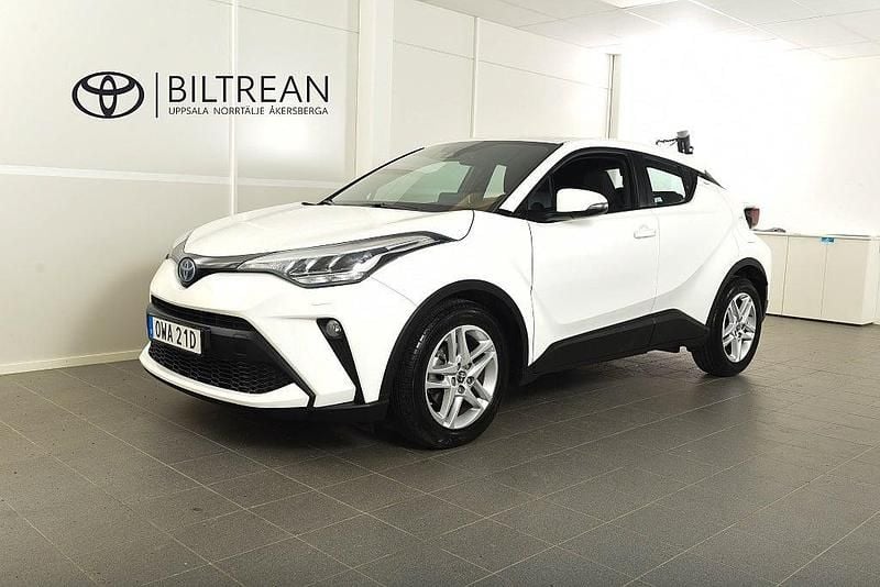 Vit Begagnad 2022 Toyota C-HR Active SUV | 264 900 kr (Marknadspris) - Bild 1/4