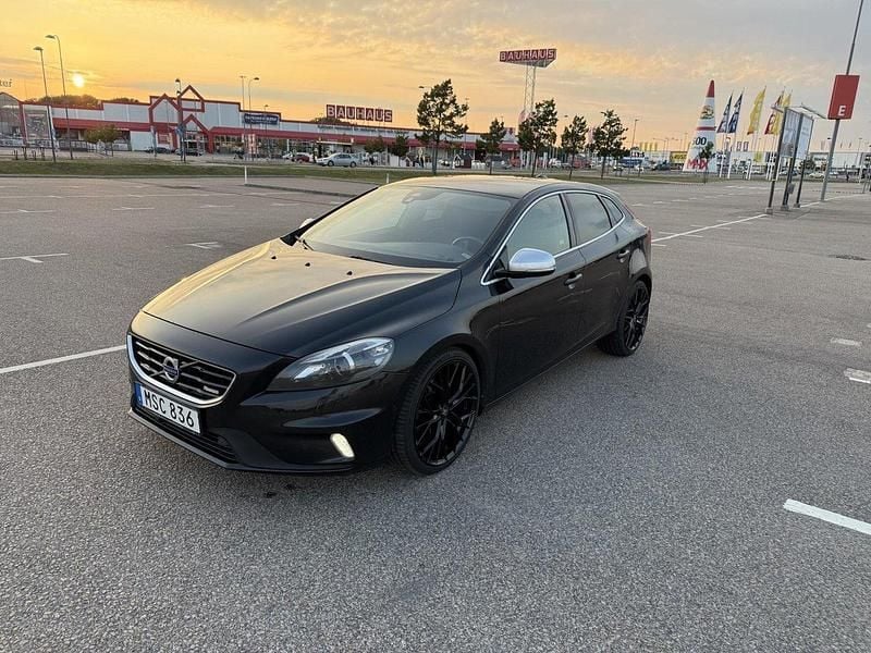 Svart Begagnad 2013 Volvo V40 R-Design Kombi | 132 900 kr (Marknadspris) - Bild 1/4