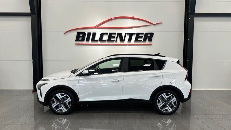 Vit Begagnad 2022 Hyundai Bayon Advanced SUV | 179 800 kr - Bild 1/3