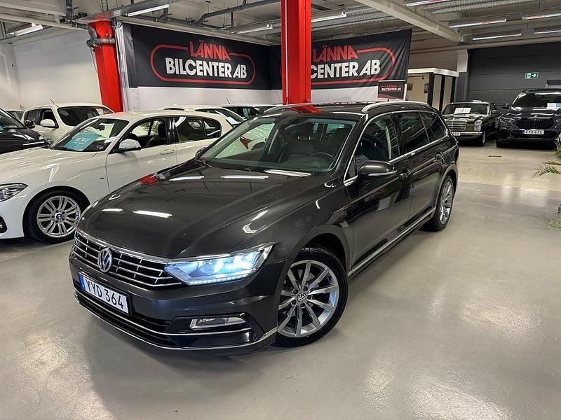 Mörkgrå Begagnad 2017 VW Passat R-line Kombi | 169 000 kr (Lite dyr) - Bild 1/4