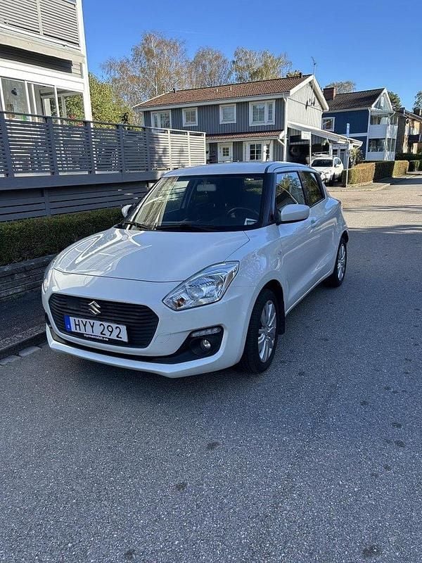 Vit Begagnad 2017 Suzuki Swift Halvkombi | 106 000 kr (Superpris) - Bild 1/4
