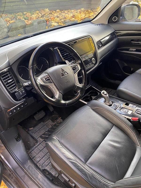 Brun Begagnad 2018 Mitsubishi Outlander P-HEV SUV | 180 000 kr (Marknadspris) - Bild 1/4