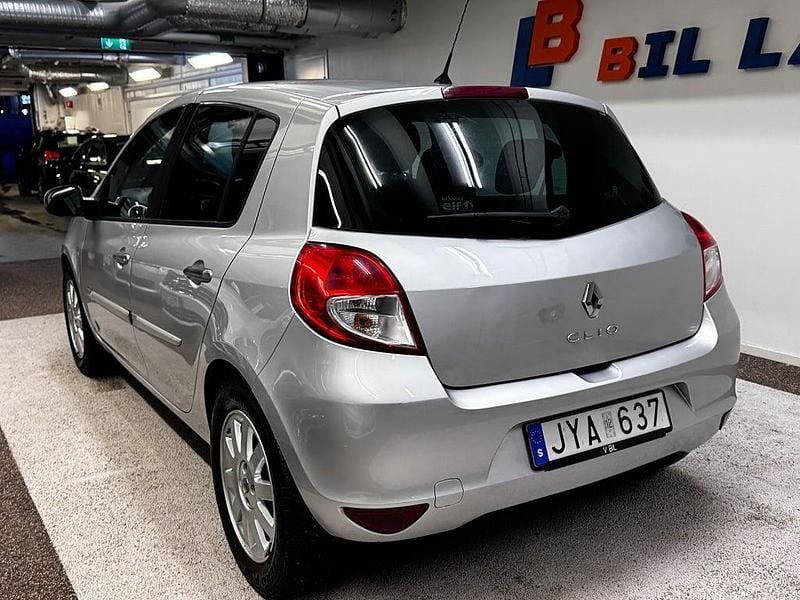 Begagnad Renault Clio R.S. 75 HK (55 kW) 2009 Silver Halvkombi