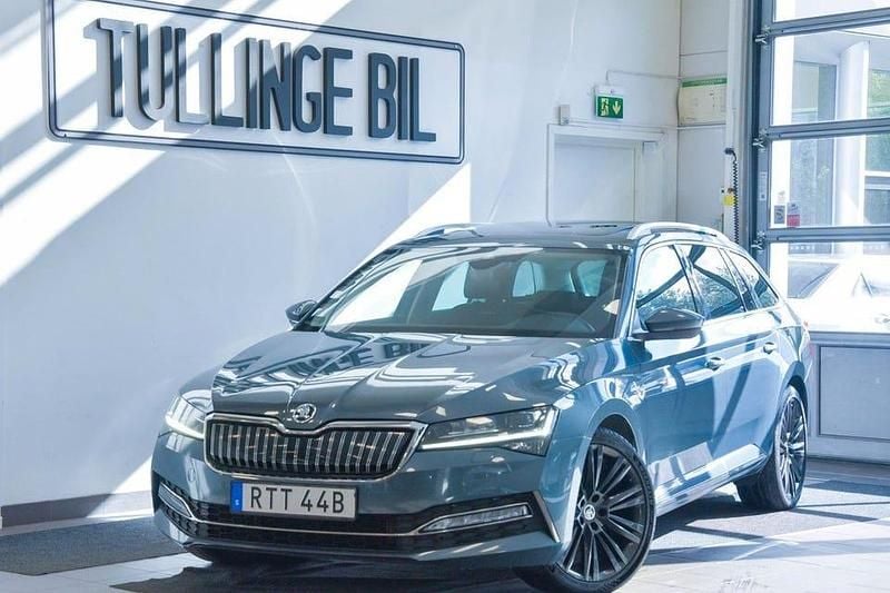 Grå Begagnad 2020 Skoda Superb LAURIN & KLEMENT Kombi | 218 900 kr (Marknadspris) - Bild 1/4