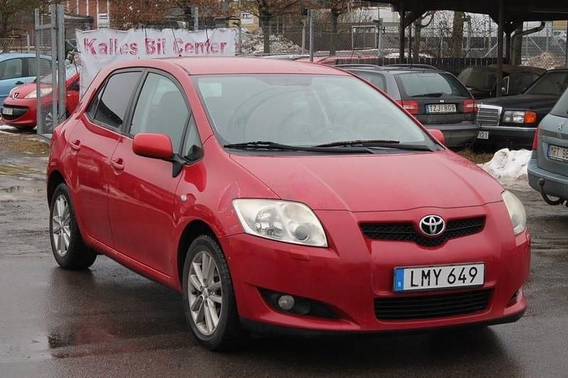 Begagnad Toyota Auris 132 HK (97 kW) 2009 Röd Halvkombi