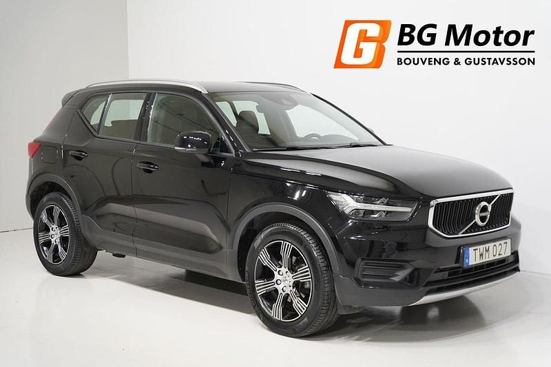 Svart Begagnad 2018 Volvo XC40 Momentum SUV | 254 900 kr (Marknadspris) - Bild 1/4