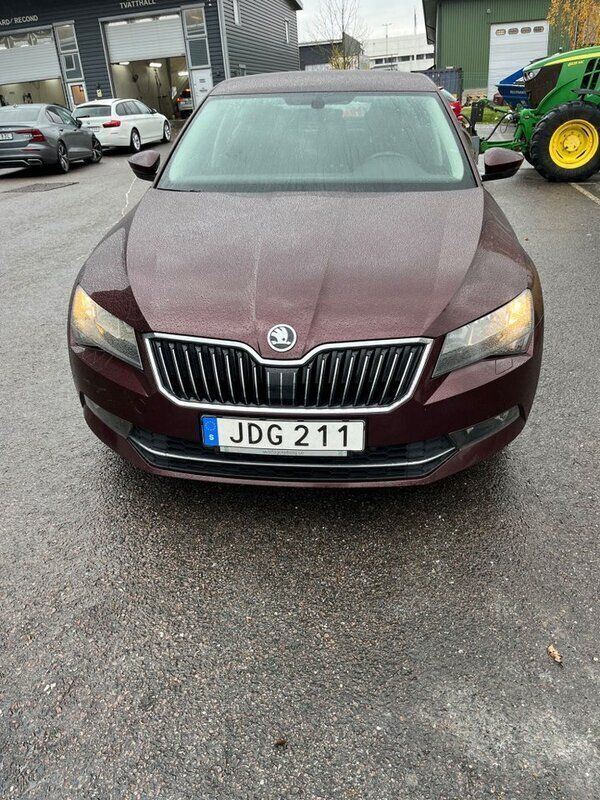 Mörkröd Begagnad 2015 Skoda Superb Ambition Halvkombi | 120 000 kr (Lite dyr) - Bild 1/4