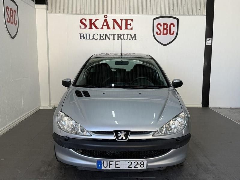 Begagnad Peugeot 206 75 HK (55 kW) 2003 Ljusgrå Halvkombi