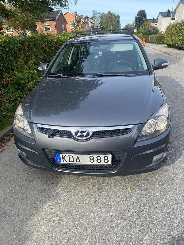 Grå Begagnad 2010 Hyundai i30 Halvkombi | 33 000 kr (Marknadspris) - Bild 1/4
