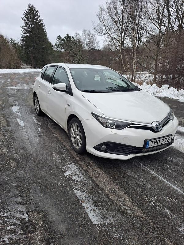Begagnad Toyota Auris Hybrid 136 HK (100 kW) 2018