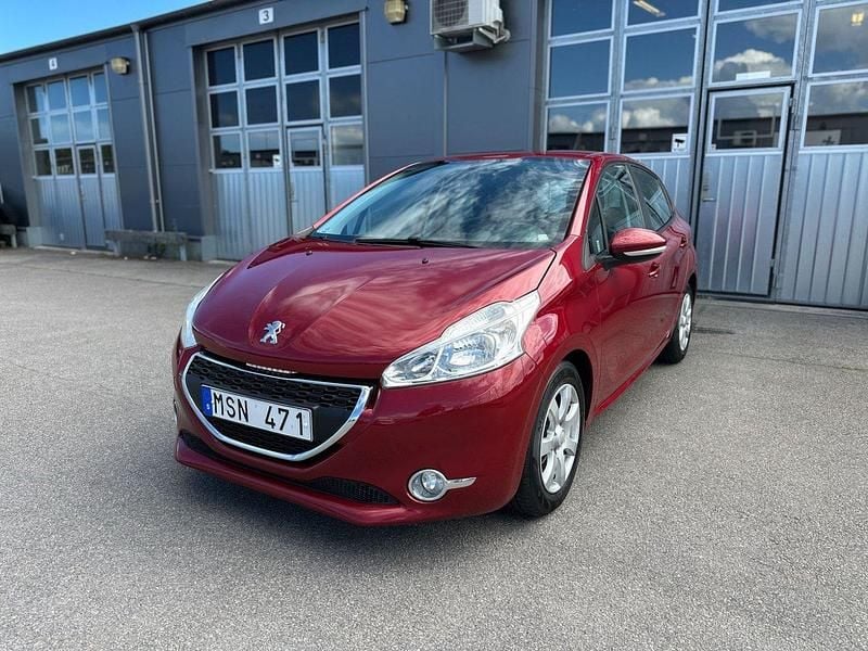 Mörkröd (röd) Begagnad 2012 Peugeot 208 Halvkombi | 54 900 kr (Marknadspris) - Bild 1/4