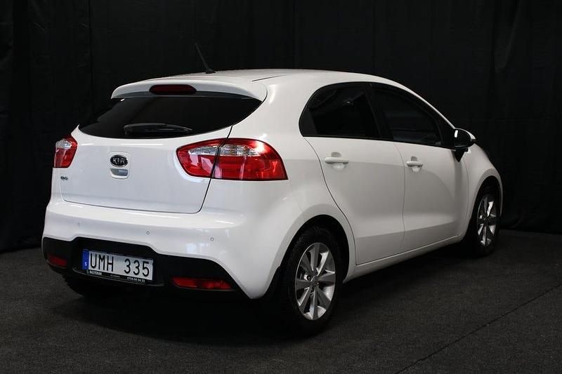 Begagnad Kia Rio 90 HK (66 kW) 2012 Vit Halvkombi