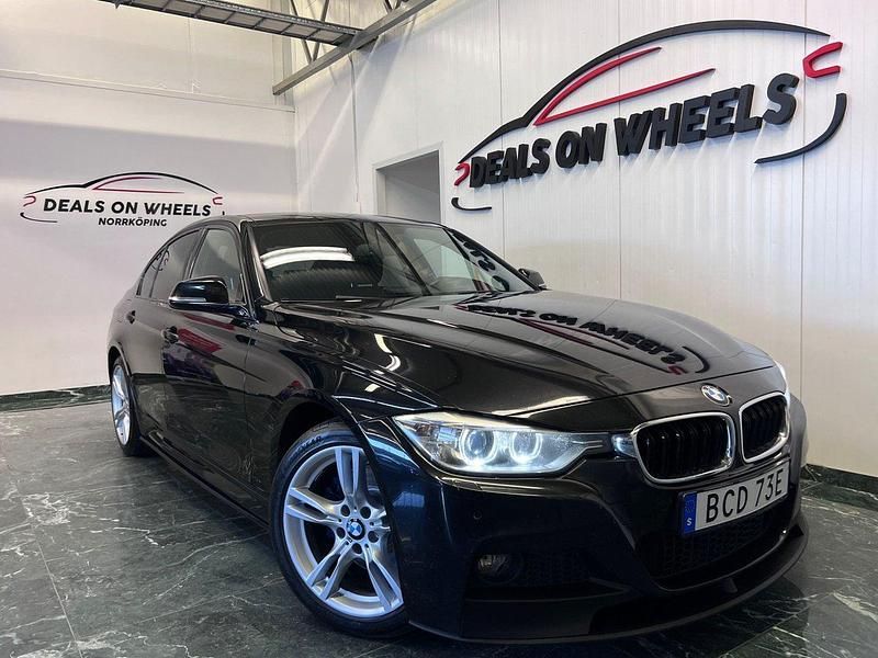 Svart Begagnad 2013 BMW 330 M Sport Sedan | 179 900 kr (Marknadspris) - Bild 1/4
