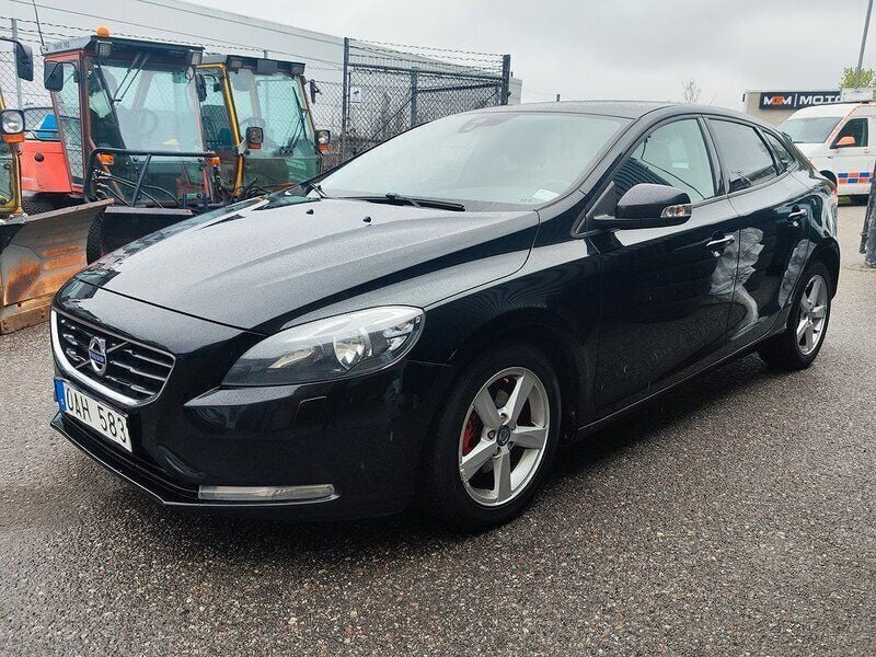 Svart Begagnad 2013 Volvo V40 Kinetic Kombi | 64 900 kr (Marknadspris) - Bild 1/4