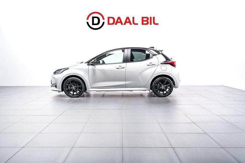 Vit Begagnad 2022 Toyota Yaris Hybrid Style Halvkombi | 229 700 kr (Marknadspris) - Bild 1/4