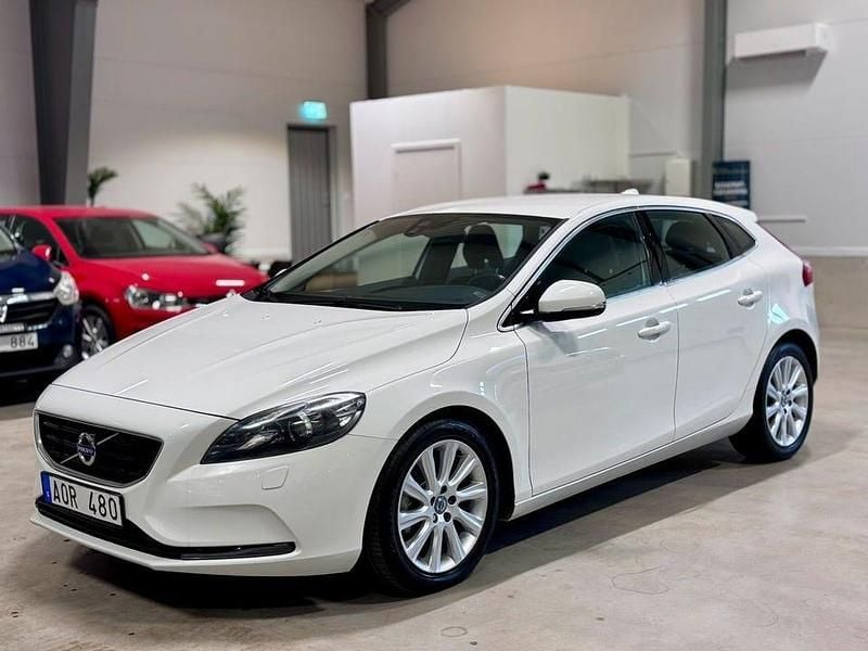 Begagnad Volvo V40 Momentum 116 HK (85 kW) 2014 Vit Kombi