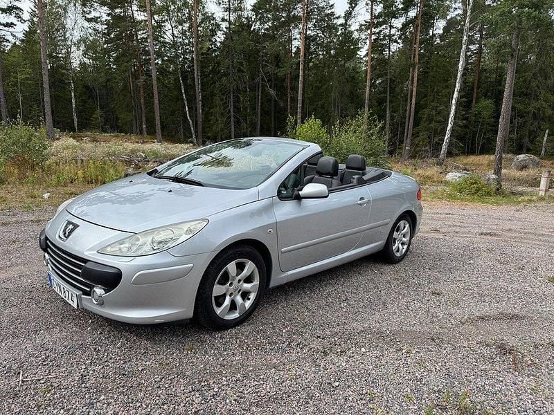 Ljusgrå (grå) Begagnad 2007 Peugeot 307 CC Cab | 42 000 kr (Marknadspris) - Bild 1/4