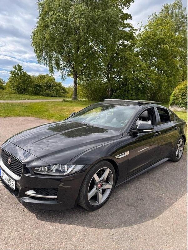 Svart Begagnad 2018 Jaguar XE R-Sport Sedan | 159 900 kr (Bra pris) - Bild 1/4