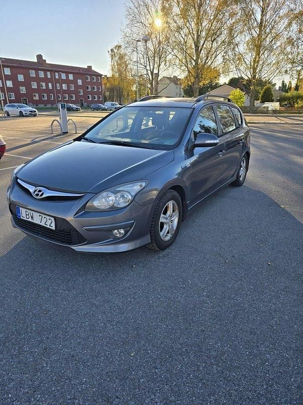 Grå Begagnad 2011 Hyundai i30 | 25 000 kr - Bild 1/4