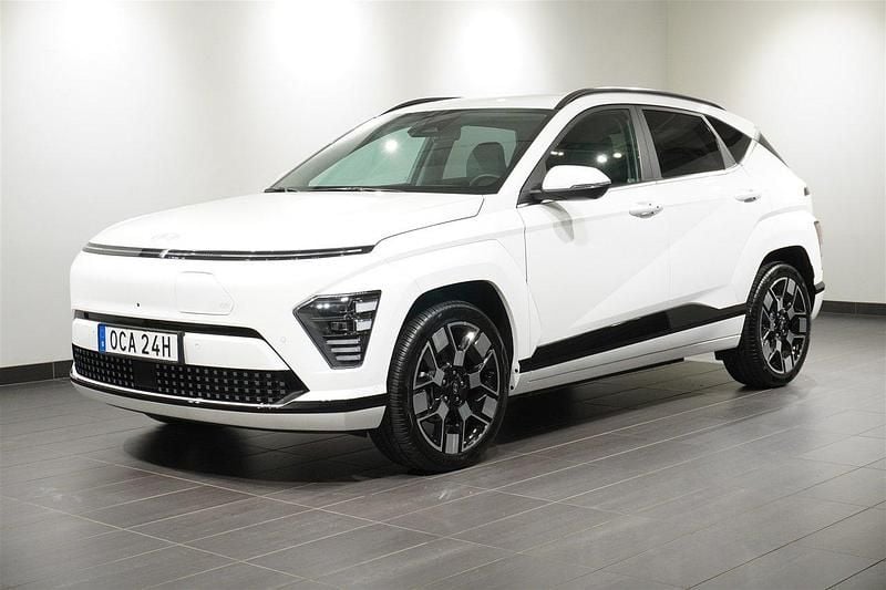 Vit Begagnad 2024 Hyundai Kona Advanced SUV | 398 800 kr (Superpris) - Bild 1/4