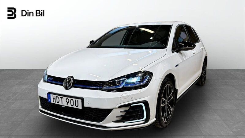 Vit Begagnad 2020 VW Golf VIII GTE Halvkombi | 229 900 kr (Marknadspris) - Bild 1/4