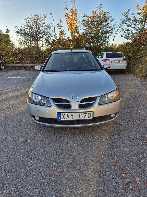 Silver Begagnad 2005 Nissan Almera Halvkombi | 37 900 kr (Dyr) - Bild 1/4
