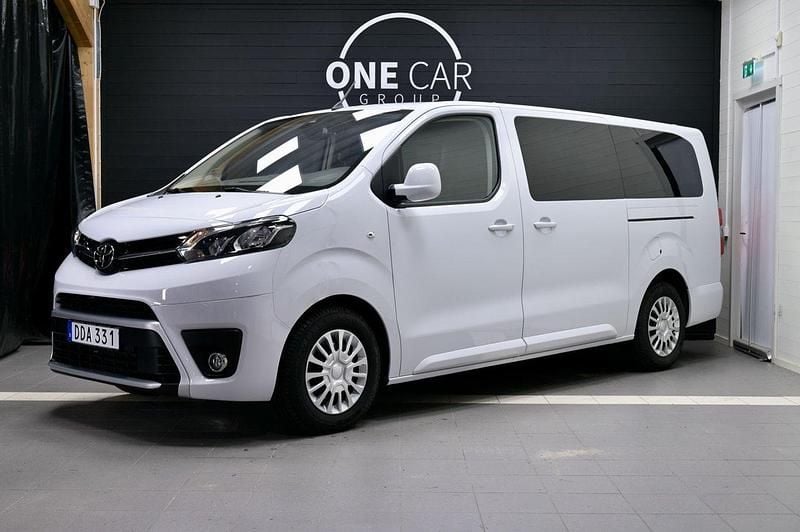 Vit Begagnad 2023 Toyota Proace Verso Kombi | 439 900 kr (Dyr) - Bild 1/4