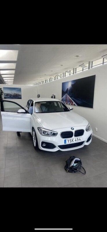 Vit Begagnad 2019 BMW 120 M Sport Halvkombi | 229 000 kr (Marknadspris) - Bild 1/4
