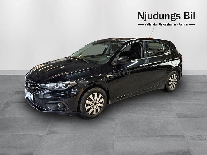 Svart Begagnad 2017 Fiat Tipo Lounge Halvkombi | 109 900 kr (Marknadspris) - Bild 1/4