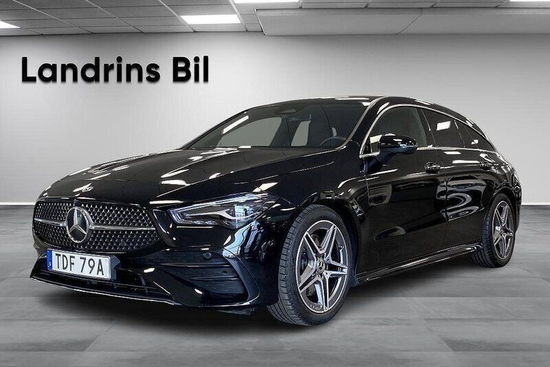 Svart (nattsvart) Begagnad 2023 Mercedes CLA200 Shooting Brake AMG Kombi | 379 000 kr (Marknadspris) - Bild 1/4
