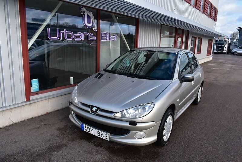 Grå Begagnad 2007 Peugeot 206 Halvkombi | 49 900 kr (Dyr) - Bild 1/4