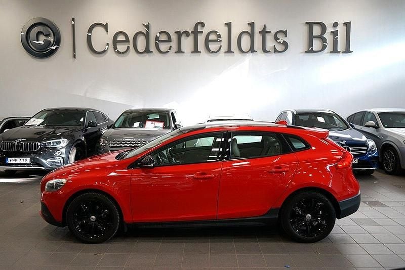 Röd Begagnad 2013 Volvo V40 CC Summum Kombi | 149 900 kr (Marknadspris) - Bild 1/4