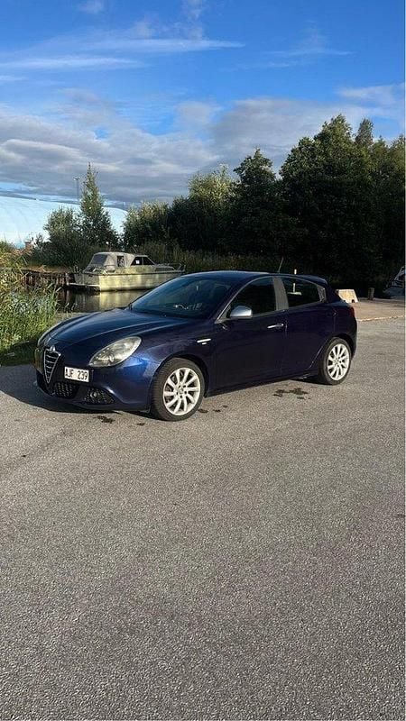 Begagnad 2011 Alfa Romeo Giulietta Distinctive Halvkombi | 52 000 kr (Bra pris) - Bild 1/4