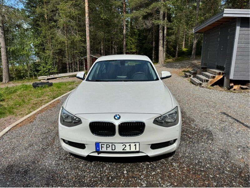 Vit Begagnad 2013 BMW 118 Halvkombi | 120 000 kr (Bra pris) - Bild 1/4