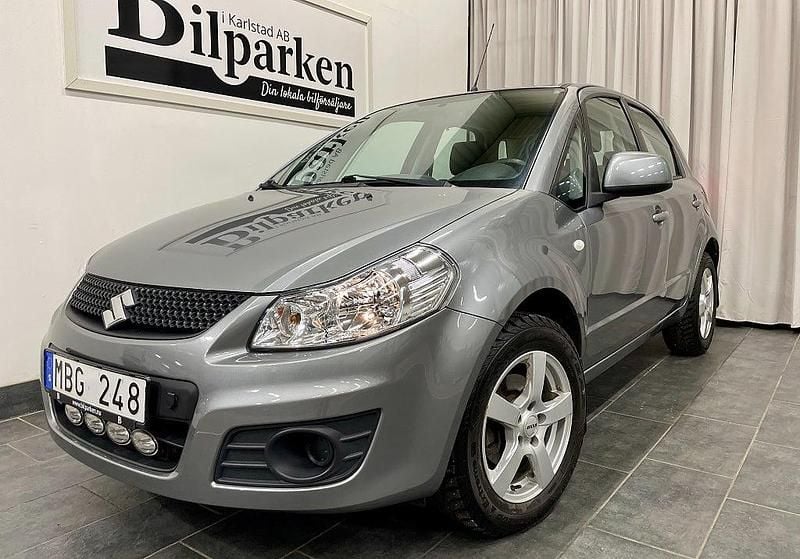 Grå Begagnad 2011 Suzuki SX4 Halvkombi | 79 900 kr (Marknadspris) - Bild 1/3