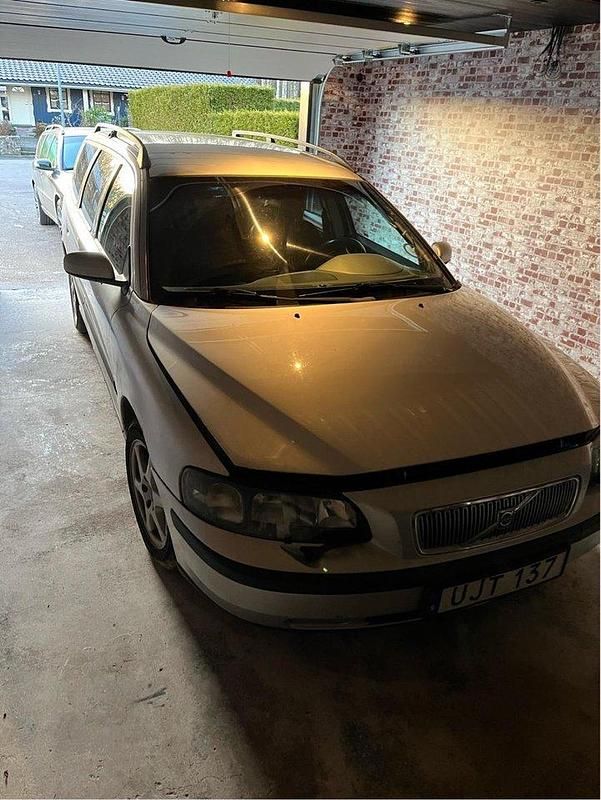 Grå Begagnad 2004 Volvo V70 Business Edition Kombi | 5 000 kr (Superpris) - Bild 1/4