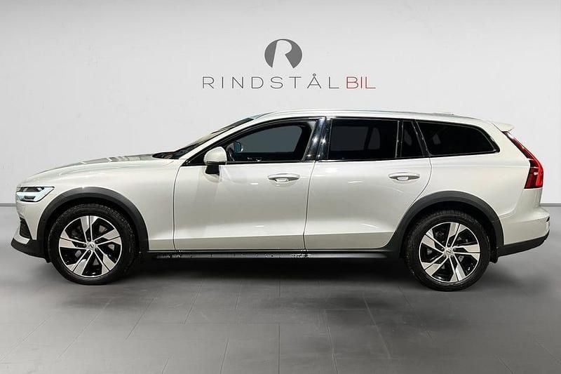 Begagnad Volvo V60 CC Momentum 197 HK (144 kW) 2022 Vit Kombi