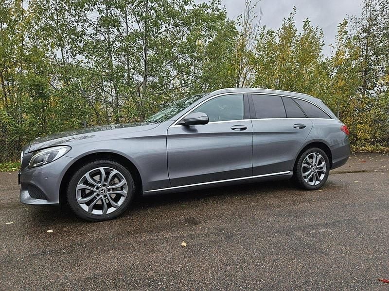 Grå Begagnad 2018 Mercedes C220 Avantgarde Kombi | 159 000 kr (Bra pris) - Bild 1/4