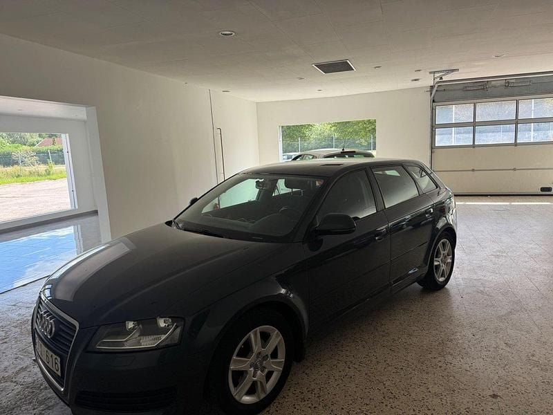 Grå Begagnad 2010 Audi A3 Sportback Attraction Halvkombi | 79 900 kr (Marknadspris) - Bild 1/4