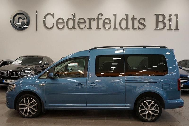 Ljusblå Begagnad 2015 VW Caddy Maxi Life Life Minibuss | 149 900 kr (Bra pris) - Bild 1/4