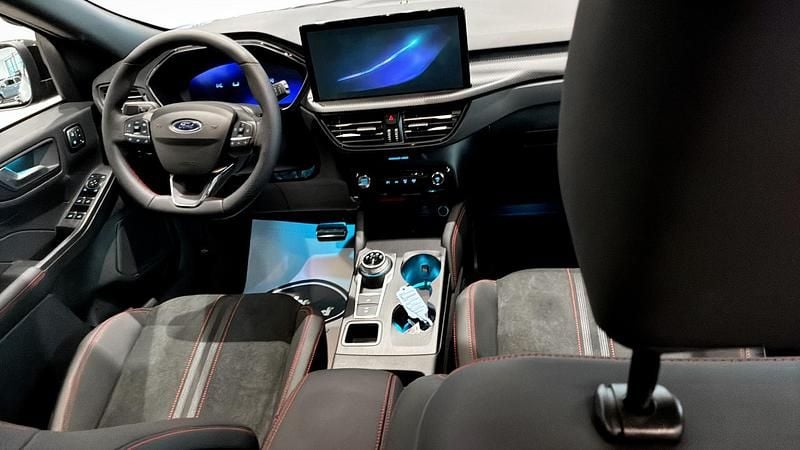 Begagnad Ford Kuga ST-Line X 243 HK (178 kW) 2025 Svart SUV