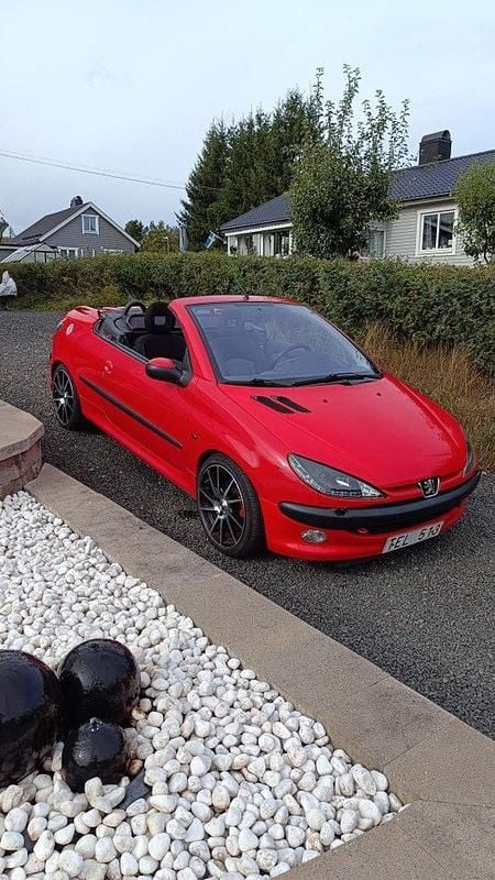 Röd Begagnad 2002 Peugeot 206 CC Cab | 15 000 kr (Marknadspris) - Bild 1/4